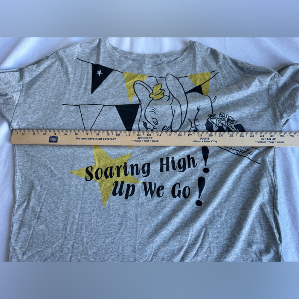 UNIQLO Disney Dumbo Crows XL Gray Yellow Soaring High Up We Go‎ Flags Cotton - Picture 6 of 7